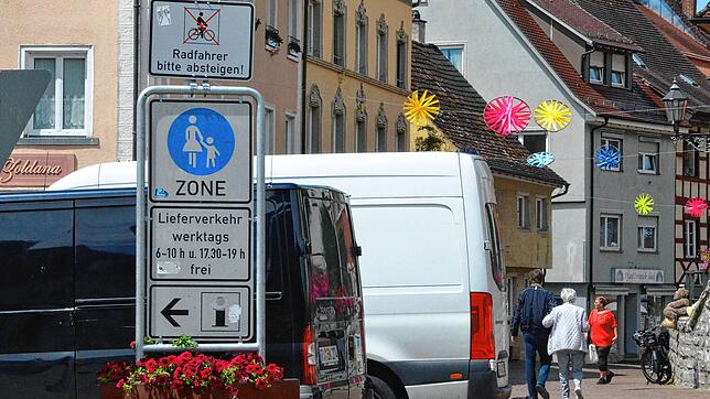 Die Bitte abzusteigen, ist eigentlich überflüssig. In Fußgängerzonen besteht ein grundsätzliches Fahrverbot &ndash; außer in begründeten ...
