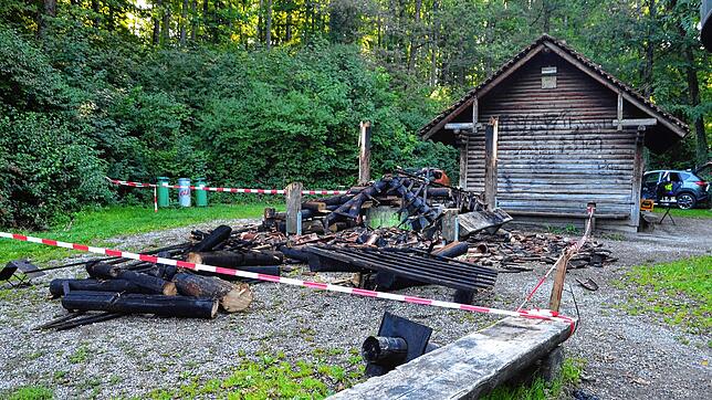 Nachdem das Dach über der Grillstelle am Wanderparkplatz Schweppenen nachts Feuer gefangen hatte, musste es am Sonntag komplett ...