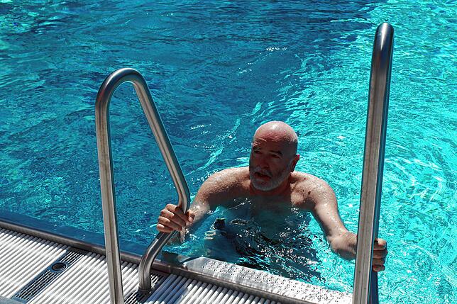 Nach seiner Überraschungseinlage steigt Bürgermeister Rainer Stolz wieder aus dem Becken.