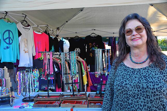 Fast professionell dekorierte Jutta Blank aus Markdorf ihren Stand mit selber gemachtem Schmuck und aufgepeppten T-Shirts.