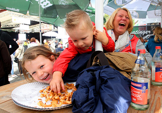 Strubede gibt es nur beim Wollmatimnger Dorffest. Diese Besonderheit, die es nur einmal im Jahr gibt, genossen (von links) Stella, Diego ...