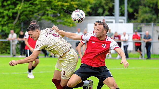 Dominik Emminger (links) kann sich hier zwar gegen Gästeverteidiger Tobias Rössler durchsetzen, sein Kopfball geht aber knapp daneben.