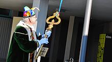 Narrenrichter Jürgen Koterzyna nimmt den Schlüssel entgegen.