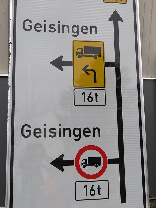 Ab Dienstag stehen zahlreiche solche Schilder, die auf die Brückensperrung hinweisen an der B&nbsp;31 und B&nbsp;311.