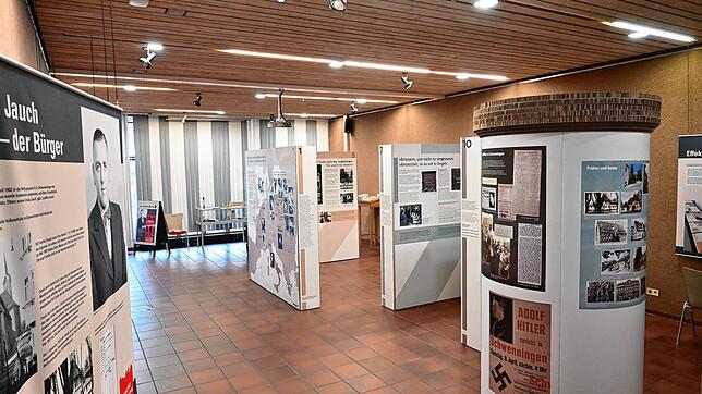 Die Ausstellung im Karl-Haag-Saal der Schwenninger Bibliothek. Die Wände rechts sind eine Wanderausstellung aus Hamburg, die Tableaus ...