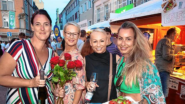 Bild : Ein Hoch aufs Wochenende! Diese Besucher feiern beim Weinfest