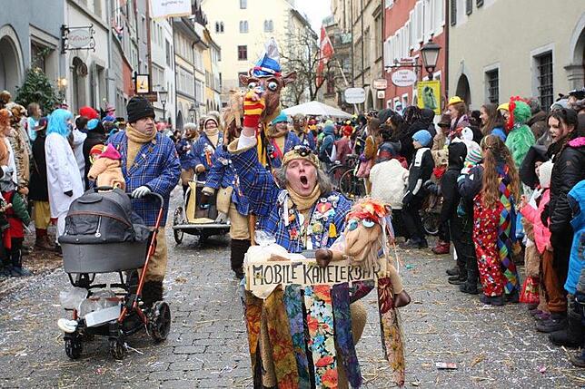 Stephan Grumbt bei der Fasnacht mit seiner mobilen Kamelerbar.