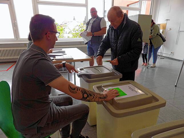 Blick in das Wahllokal im zweitgrößten Stimmbezirk Murg II (Ost), wo der Weg zur Wahlurne sogar mit kleinen Wartezeiten verbunden war.