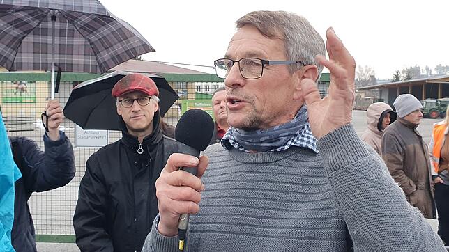 Das Bauunternehmen von Bernhard Straßer in Salem war das Ziel einer AfD-Demonstration. Er stellte sich dem Dialog mit Afd-Mann Thorsten ...
