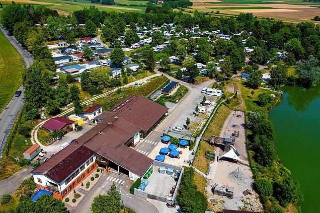 Unser Luftbild zeigt den Campingplatz am Sunthauser See im Mai 2020. Auch das Seestüble erlitt durch die Lockdowns hohe Verluste.