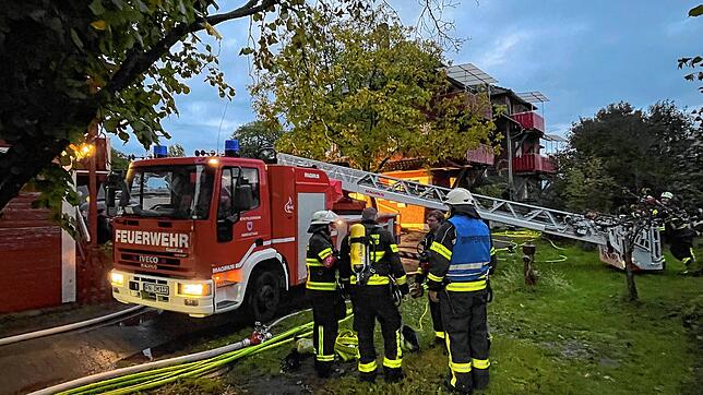 Bei einem Wohnhausbrand in der Hardtstraße waren am Dienstagnachmittag Feuerwehrleute aus Immenstaad und etlichen Nachbargemeinden im ...