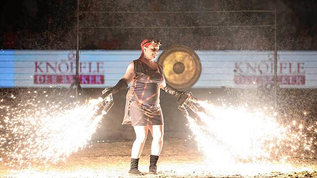 Bild : Tausende beim Showabend zur Eröffnung des Fest der Pferde 2024