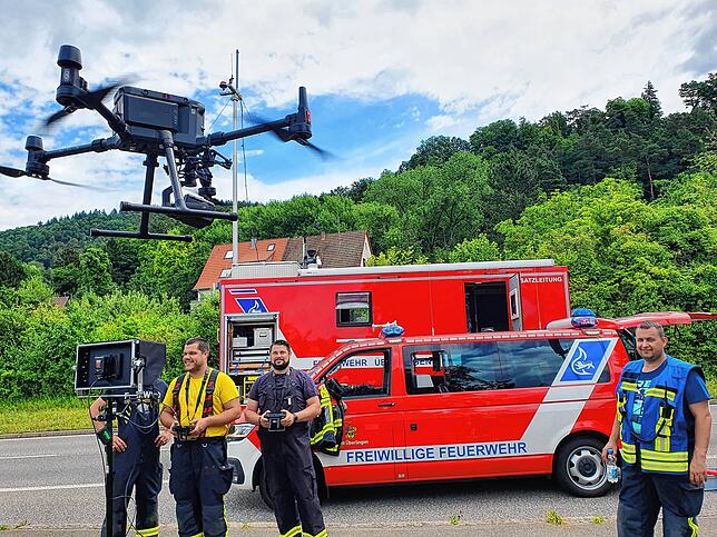 Steffen Bretzke (rechts) ist Drohnenpilot, er führt den unterstützenden Einsatz beim Feuerwehreinsatz auf dem Überlinger See. Die Drohne ...