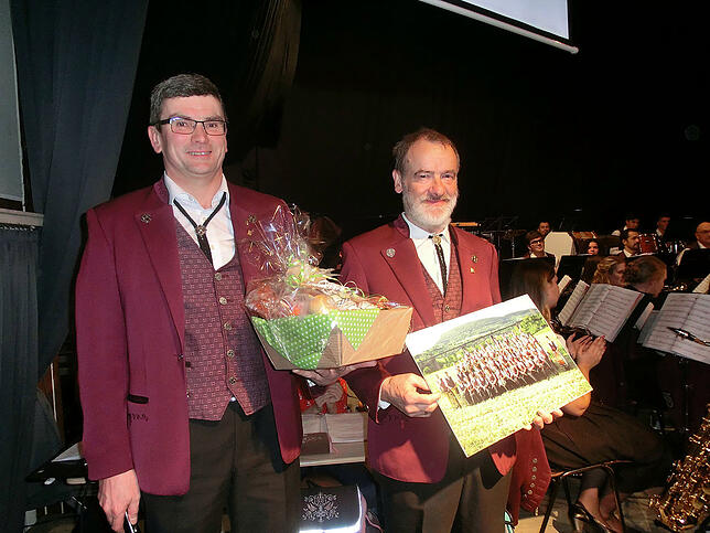 50 Jahre als Tenorhornist ist Kurt Korhummel (rechts) beim Musikverein in Fützen aktiv. Kurt Gleichauf, selbst schon 25 Jahre ...