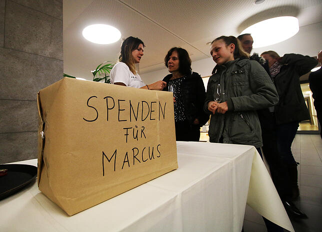 Schon vor dem Benefizkonzert wurden Spenden gesammelt. Hubert Böttcher, der mit Samsa auf Bali war, hatte einen Sektempfang von der ...