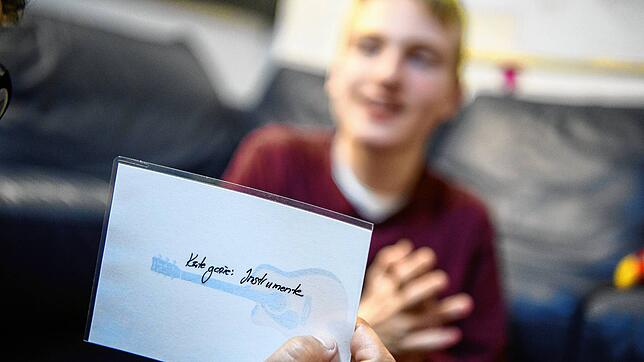 Ein Junge, der frühkindlichen Autismus hat, in einer Therapieeinrichtung während einer Übung, bei der es um das Erkennen von ...