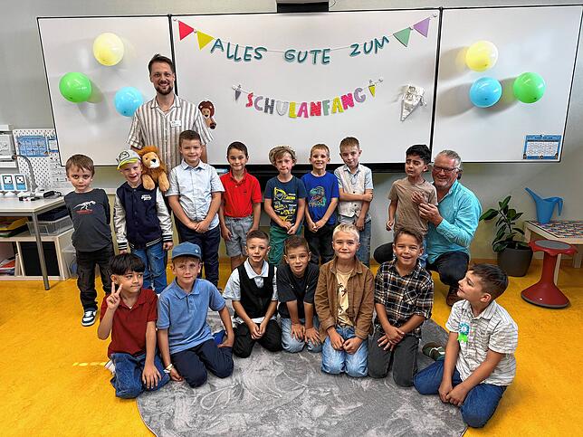 Alles Gute zum Schulanfang wünschen Klassenlehrer Steffen Häusle und Rainer Günter ihren Erstklässlern der Klasse 1b der Grundschule Aach.