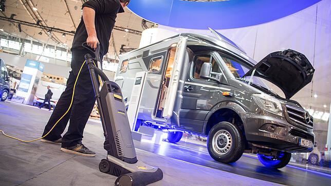 Vor einem Hymer-Wohnmobil wird auf der Reisemesse CMT in Stuttgart reinegemacht. Auch im Hymer-Konzern beginnt nach einem Bilanz-Skandal ...