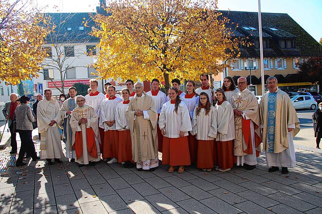 Ein Gruppenbild gab es 2021 zur Goldenen Primiz von Pfarrer i.R. Bernd Zimmermann. Die Messe zelebriert und unterstützt hatten sechs ...