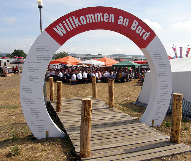Links vom Eingangstor (mit dem Lagermotto "Alle in einem Boot") war der Altar aufgebaut.