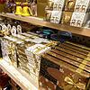 Die Suche nach dem passenden Weihnachtsgeschenk ist oft schwer. Die Auswahl in den Warenhäusern ist groß. Bilder: Anina Kemmerling
