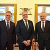 Christoph Reichert, Präsident des Landgerichts Konstanz (Mitte) mit dem neuen Direktor des Stockacher Amtsgerichts, Tobias Emberger ...