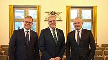 Christoph Reichert, Präsident des Landgerichts Konstanz (Mitte) mit dem neuen Direktor des Stockacher Amtsgerichts, Tobias Emberger ...