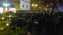 Rund 1500 Menschen kamen am Montag am Marienplatz in Ravensburg zu einer unangemeldeten Corona-Demo zusammen und kamen einer behördliche ...