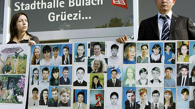 Zwei Angehörige des Flugzeugunglücks von Überlingen erinnern im Jahr 2007 zum Prozessauftakt gegen Skyguide-Mitarbeiter in Zürich an die ...