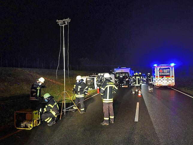 Mit einem Stromerzeuger und Scheinwerfern leuchten Feuerwehrkräfte den Unfallbereich auf der B&nbsp;33 zwischen Markdorf-Hepbach und ...
