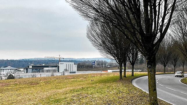 Von der Straße „Zur Weierhalde“ ist eine neue Zufahrt mit Linksabbiegerspur zu den neuen Geschäften geplant. Bild: H. Walter