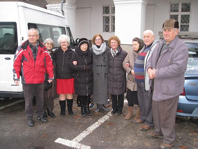 Beim Abschied am Caritashaus in Oradea kommen die Freunde der Villinger Helfer stets nochmals zusammen, um „Danke“ für die große Hilfe ...