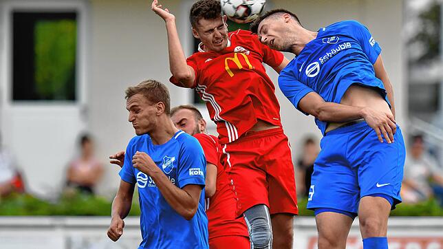 Alles auch Kopfsache: Der FC Wallbach fährt mit Respekt, aber ohne Angst – so wie hier Tom Heyde (Mitte) gegen Patrick und Kevin ...