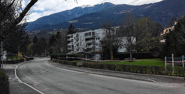 Die Straßen in Brixen in Südtirol sind wie leer gefegt &ndash; auch diese sonst sehr stark befahrene Straße, die Andreas Edinger von ...