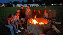 Abends sorgt das Lagerfeuer im Kreiszeltlager der Jugendfeuerwehren für Stimmung. Tagsüber locken Ausflüge, Wanderungen und am Ende eine ...