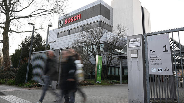 Arbeiter verlassen das Bosch-Werk im Stuttgarter Stadtteil Feuerbach