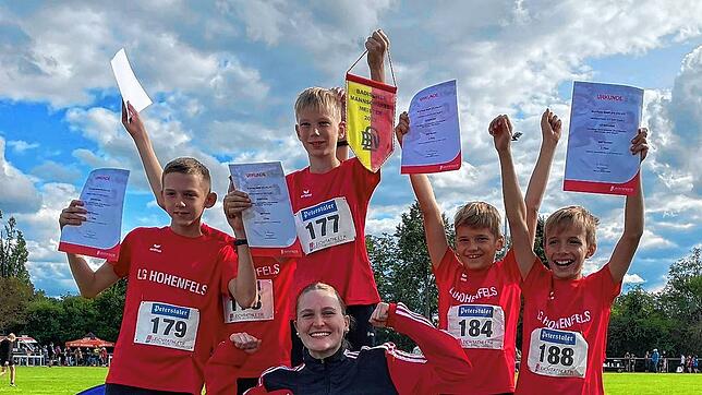 Cora Nussbaumer mit den Jungen, die Badische Mannschaftsmeister wurden und die sie als Sport-FSJ betreut.