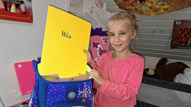 Mila Sautter aus Aach-Linz packt schon ihren Ranzen für das neue Schuljahr. Die Siebenjährige gibt Erstklässlern Tipps, wie sie sich im ...