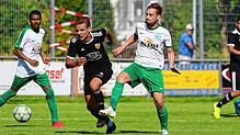 Der SV Mühlhausen (links Jeremy Kaplan) setzte sich am ersten Spieltag mit 2:1 beim FC Steißlingen (rechts Tim Strohmeier) durch.