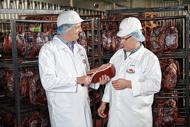 Schwarzwaldhof-Produktionsleiter Thomas Hoch (links) und Schinkenmeister Andreas Senn probieren ob der Schwarzwälder Schinken schon ...