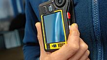 Ein Mitarbeiter der Blankenburger Firma Netco Professional Services GmbH prüft eine Bodycam.