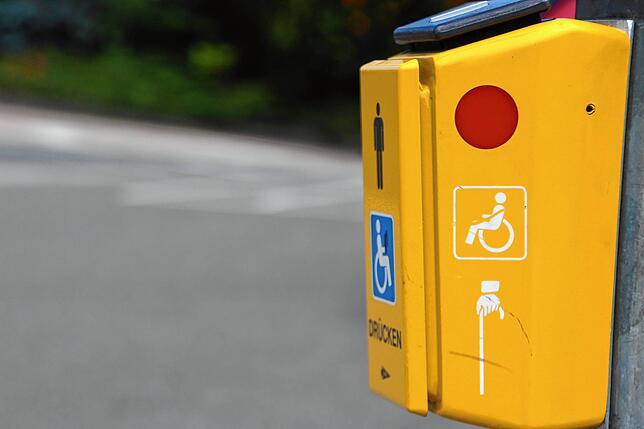 Solche Ampeln erleichtern blinden und sehbehinderten Menschen die Orientierung im Straßenverkehr.