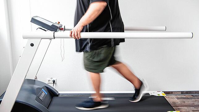 Ein Mann trainiert an einem Laufband um seine Ausdauer nach einer Corona-Infektion zu stärken (Symbolbild).