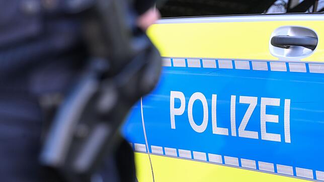 Ein Mann soll in Isny im Allgäu der Polizei davongerast sein (Symbolbild)