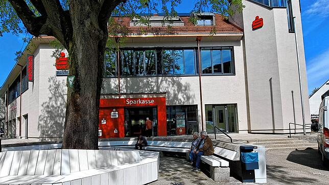 In der neuen Bad Säckinger Sparkassen-Geschäftsstelle treffen die letzten noch tätigen Handwerker und bereits die ersten Kunden ...
