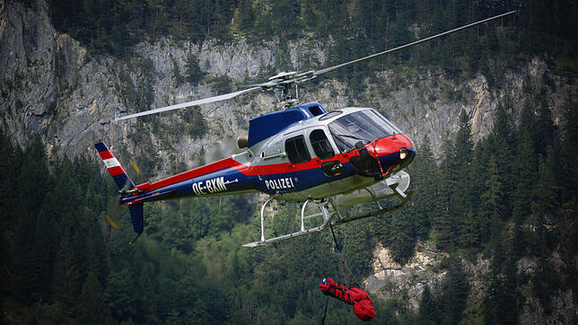 Ein Hubschrauber fliegt einen Verunglückten ins Tal nach Krimml (Österreich).