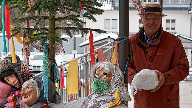 Fürs Foto setzt er den Narrenhut auf und nimmt auch kurz seine FFP2-Maske ab: Fridolin Ritter hat Fleischküchle und Bratwürste abgeholt. ...