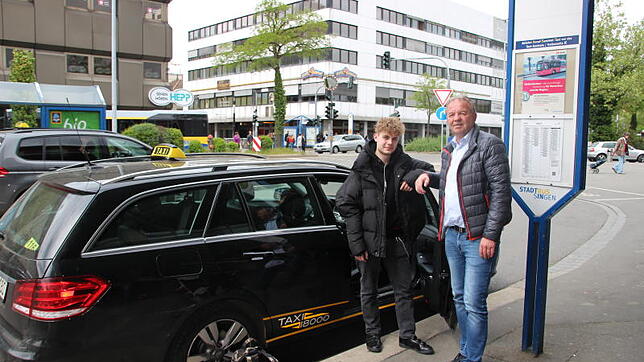 Simon Würfele (links) und Redakteur Albert Bittlingmaier sind nach einer bequemen Fahrt mit dem Anruf-Sammeltaxi vor dem Singener ...