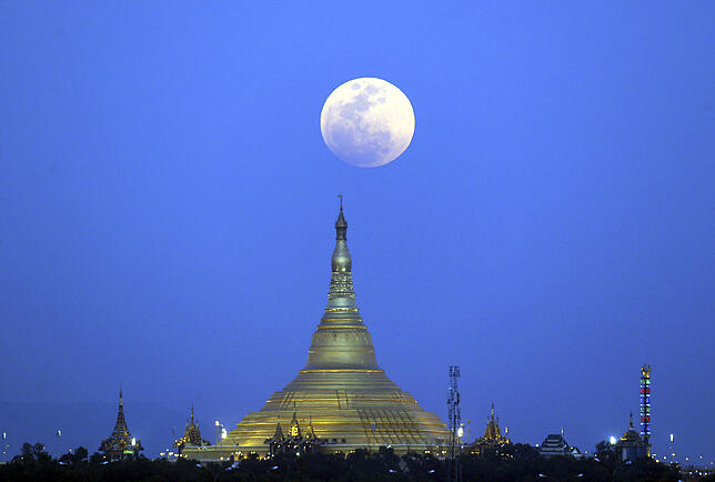 31.01.2018, Myanmar, Naypyidaw: Der Mond steht hinter der Uppatasanti-Pagode am Himmel. Foto: Aung Shine Oo/AP/dpa +++ dpa-Bildfunk +++