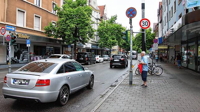 Die Bundesstraße 34 verläuft in Singen mitten durch die Innenstadt – hier eine Ansicht der Ekkehardstraße an der August-Ruf-Straße ...